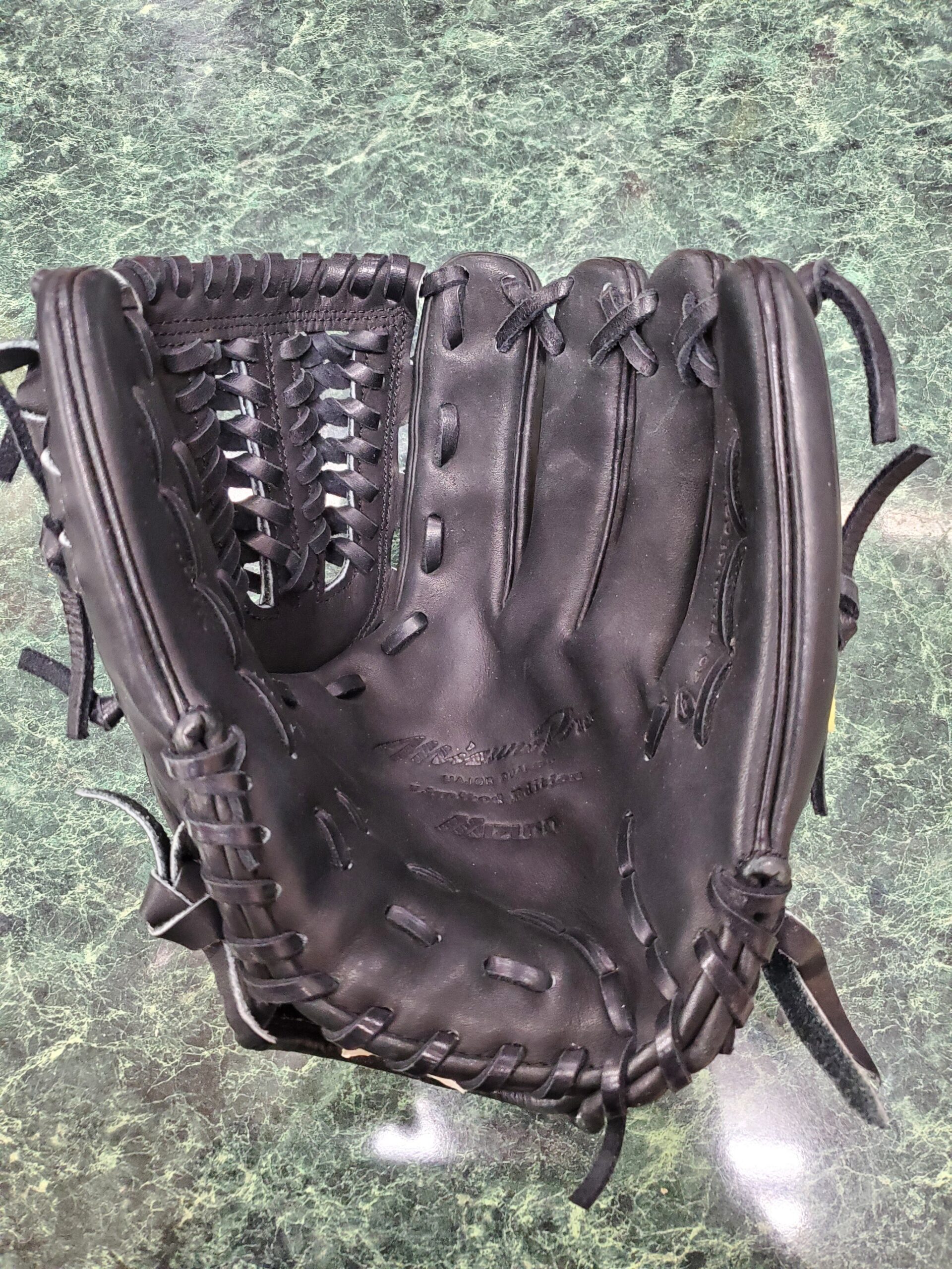 New Mizuno Pro Limited Edition GMP-60BK Right Hand Throw